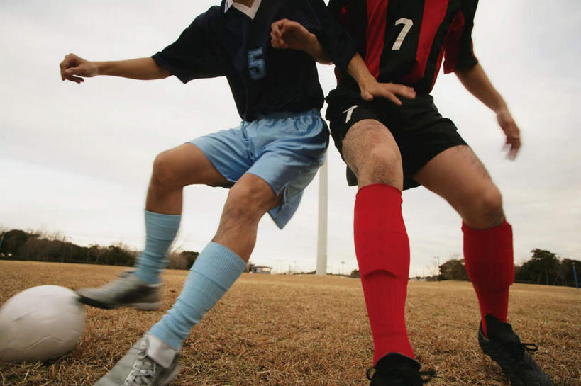 东方人,两个人,伙伴,朋友,足球场,横图,室外,白天,仰视,运动服,锻炼,快乐,友谊,比赛,运动,合作,团队,竞争,足球,草地,草坪,植物,亚洲,对抗,服装,标志,数字,文字,字符,足球装备,黄种人,娱乐,标识,运动器械,踩,草,一个,衣服,绿色,白色,踩着,休闲,健身器械,战略,阿拉伯数字,服饰,单个,体育运动,衣着,穿着,对立,健身器材,绿茵场,抗衡,联合,合谋,蹴鞠,反抗,衣饰,匹敌,配合,体育,协作,足球运动,男人,男性,年轻男性,亚洲人,半身,彩图,低角度拍摄,健身,足球比赛场地,运动器材,运动装