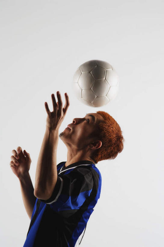 东方人,一个人,运动员,站,举,竖图,室内,白天,白色背景,侧面,运动服,锻炼,运动,足球,亚洲,仅一个男性,仅一个人,阴影,服装,反射,颠球,影子,足球装备,半空,顶,注视,黄种人,运动器械,仅一个年轻男性,一个,衣服,白色,看,托,站着,健身器械,摄影,服饰,影棚,单个,衣着,穿着,关注,健身器材,蹴鞠,衣饰,体育,足球运动,男人,男性,年轻男性,亚洲人,体育运动员,运动选手,举起,举手,举着,抬头,向上举,向上伸,向上托,仰头,站立,半身,彩图,影棚拍摄,健身,拍摄,花式足球,五指张开,运动器材,运动装