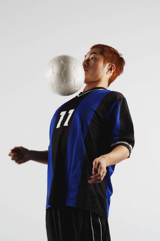 东方人,一个人,运动员,站,举,竖图,室内,白天,白色背景,正面,运动服,锻炼,运动,足球,亚洲,仅一个男性,仅一个人,阴影,服装,反射,颠球,影子,足球装备,半空,顶,注视,黄种人,运动器械,仅一个年轻男性,一个,衣服,白色,看,托,站着,健身器械,摄影,服饰,影棚,单个,挺胸,衣着,穿着,关注,健身器材,蹴鞠,衣饰,体育,足球运动,男人,男性,年轻男性,亚洲人,体育运动员,运动选手,举起,举手,举着,向上举,向上伸,向上托,站立,半身,彩图,影棚拍摄,健身,拍摄,花式足球,运动器材,运动装