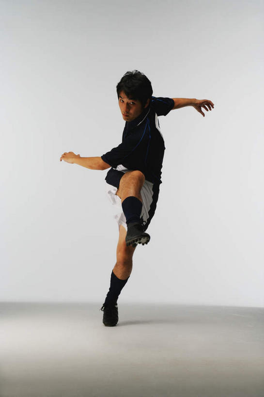 东方人,一个人,运动员,站,竖图,室内,白天,白色背景,正面,运动服,锻炼,运动,亚洲,仅一个男性,仅一个人,抬,踢,阴影,服装,反射,影子,注视,黄种人,仅一个年轻男性,衣服,看,站着,抬脚,姿势,摄影,服饰,影棚,姿态,衣着,穿着,关注,扭转,衣饰,姿式,体育,男人,男性,年轻男性,亚洲人,体育运动员,运动选手,站立,彩图,全身,影棚拍摄,健身,拍摄,花式足球,甩,运动装