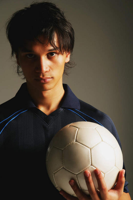 西方人,脸,头,脸颊,一个人,运动员,站,捧,竖图,室内,特写,白天,正面,运动服,锻炼,运动,足球,欧洲,欧洲人,仅一个男性,仅一个人,握,阴影,服装,反射,影子,足球装备,拿,拿着,注视,运动器械,仅一个年轻男性,一个,衣服,白色,观察,看,站着,健身器械,盯,握着,服饰,单个,观看,瞪,察看,衣着,穿着,关注,健身器材,蹴鞠,衣饰,体育,足球运动,男人,男性,年轻男性,白种人,头部,脸部,脸蛋,面部,体育运动员,运动选手,端,端着,捧着,手捧,站立,半身,彩图,健身,运动器材,运动装