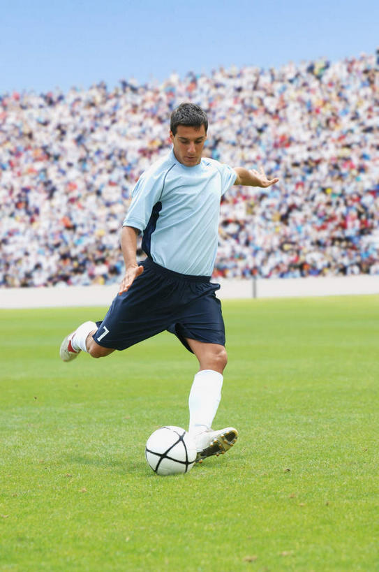 西方人,一个人,观众,运动员,足球场,跑,伸展双臂,竖图,室外,白天,正面,运动服,锻炼,快乐,比赛,运动,竞争,足球,草地,草坪,植物,欧洲,欧洲人,仅一个男性,仅一个人,抬,踢,阴影,服装,反射,标志,数字,文字,影子,字符,看台,足球装备,挥,娱乐,标识,运动器械,草,仅一个年轻男性,一个,衣服,蓝色,绿色,蓝天,天空,天,休闲,健身器械,姿势,阿拉伯数字,服饰,晴朗,单个,姿态,体育运动,衣着,穿着,健身器材,绿茵场,抬着,万里无云,蹴鞠,衣饰,姿式,体育,足球运动,男人,男性,年轻男性,白种人,观赏人员,晴空,晴空万里,体育运动员,运动选手,敞开双臂,跑步,伸开双臂,展开双肩,张开手臂,张开双臂,彩图,全身,健身,足球比赛场地,运动器材,运动装