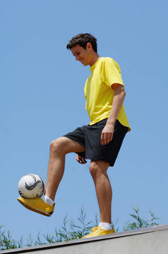 西方人,一个人,运动员,站,笑,微笑,露齿笑,竖图,室外,白天,仰视,运动服,足球,欧洲,欧洲人,仅一个男性,仅一个人,抬,阴影,服装,光线,颠球,影子,足球装备,注视,运动器械,仅一个年轻男性,衣服,蓝色,蓝天,天空,阳光,天,观察,看,站着,健身器械,平衡,服饰,观看,察看,衣着,穿着,关注,健身器材,抬着,蹴鞠,衣饰,足球运动,男人,男性,年轻男性,白种人,体育运动员,运动选手,站立,彩图,低角度拍摄,全身,运动器材,运动装