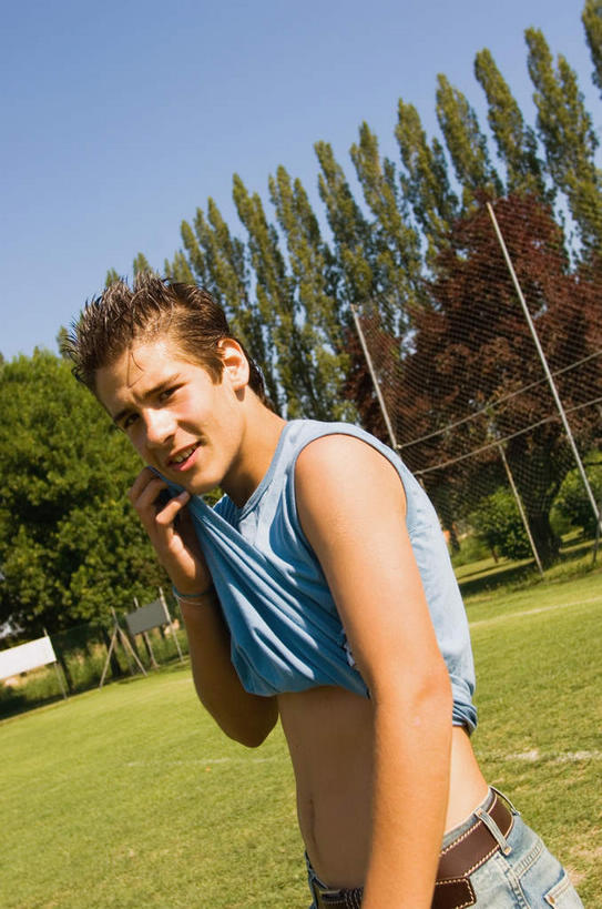 西方人,一个人,运动员,站,拉,举,竖图,室外,白天,正面,运动服,足球,草地,草坪,植物,欧洲,欧洲人,仅一个男性,仅一个人,阴影,服装,光线,颠球,影子,足球装备,注视,运动器械,装饰品,草,树,树木,仅一个年轻男性,衣服,蓝色,绿色,蓝天,天空,阳光,自然,饰品,手链,首饰,天,观察,看,托,站着,健身器械,服饰,生长,成长,观看,察看,衣着,穿着,关注,撩起,健身器材,蹴鞠,衣饰,足球运动,男人,男性,年轻男性,白种人,体育运动员,运动选手,举起,举手,举着,向上举,向上伸,向上托,站立,半身,彩图,运动器材,运动装