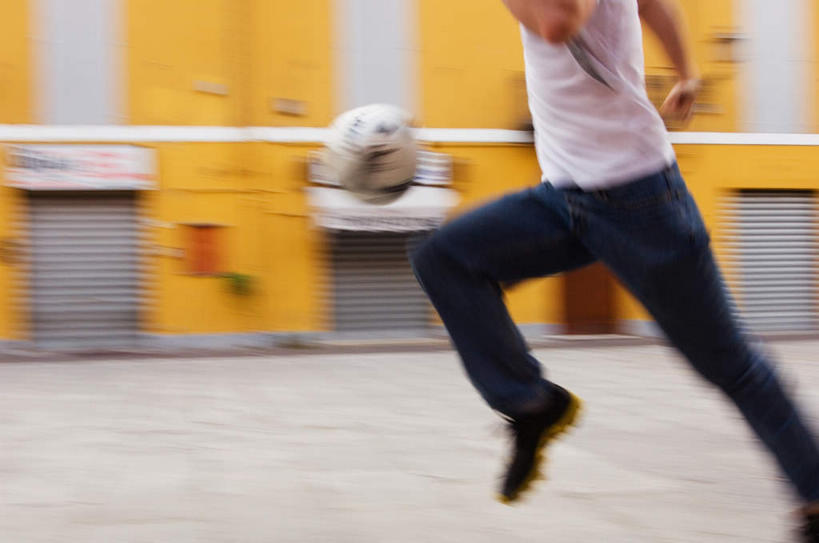 西方人,一个人,运动员,跑,跳,横图,室外,白天,侧面,锻炼,运动,足球,窗户,道路,路,欧洲,欧洲人,仅一个男性,仅一个人,抬,阴影,服装,朦胧,模糊,光线,颠球,影子,小路,足球装备,交通,注视,休闲装,运动器械,玻璃窗,仅一个年轻男性,衣服,阳光,观察,看,休闲,休闲服,健身器械,腾空,服饰,观看,察看,关注,健身器材,摆动,抬着,蹴鞠,动感,体育,足球运动,男人,男性,年轻男性,白种人,体育运动员,运动选手,跑步,跳跃,半身,彩图,健身,运动器材