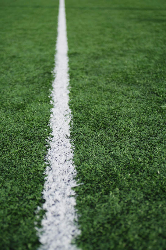 无人,足球场,竖图,俯视,室外,白天,草地,草坪,植物,一条,阴影,光线,界线,影子,草,绿色,阳光,界限,边界,绿茵场,底线,彩图,高角度拍摄,足球比赛场地