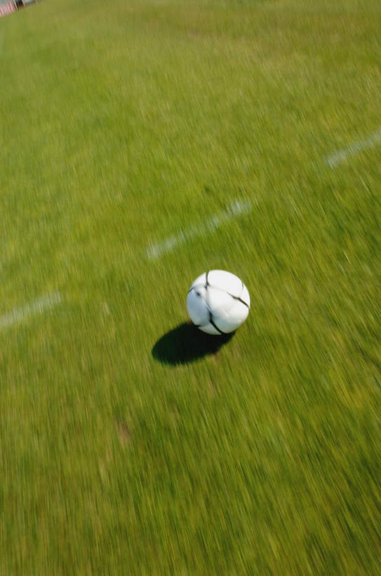 无人,足球场,竖图,俯视,室外,白天,足球,草地,草坪,植物,一条,阴影,花纹,朦胧,模糊,光线,白线,影子,足球装备,运动器械,球,草,一个,绿色,白色,黑色,阳光,球体,健身器械,单个,斑纹,健身器材,绿茵场,蹴鞠,足球运动,彩图,高角度拍摄,足球比赛场地,运动器材