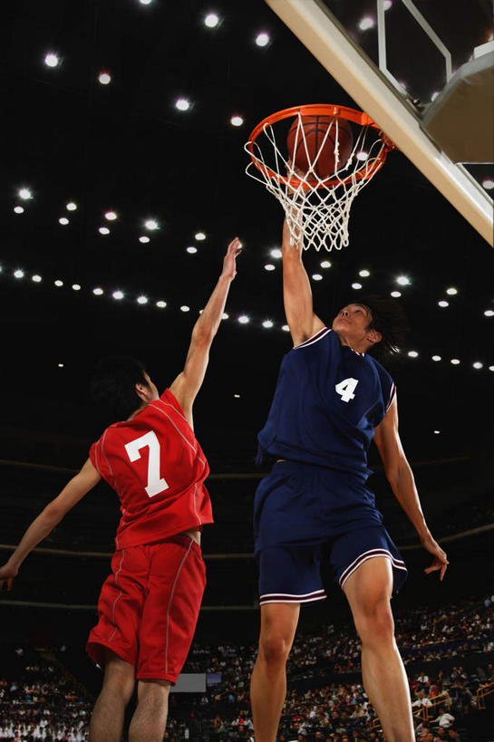 东方人,两个人,观众,运动员,体育馆,运动场,跳,竖图,室内,白天,仰视,运动服,锻炼,快乐,比赛,运动,竞争,篮球,照明,亚洲,握,服装,壁灯,篮筐,篮球架,灯光,篮球装备,篮板,半空,拿,投篮,拿着,黄种人,娱乐,运动器械,体育场,灯,衣服,灯具,休闲,健身器械,扣篮,握着,服饰,照亮,体育运动,照明设备,健身器材,篮球运动,运动馆,体育,男人,男性,年轻男性,亚洲人,观赏人员,体育运动员,运动选手,跳跃,半身,彩图,低角度拍摄,健身,运动器材