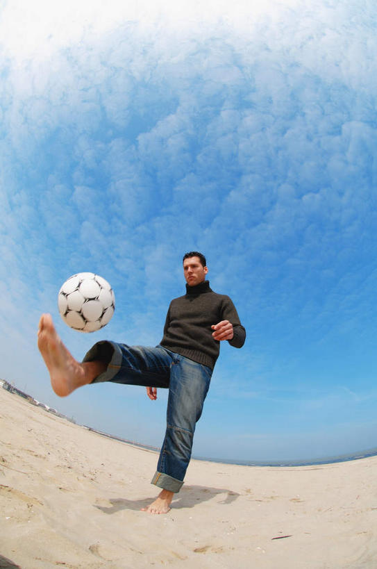 西方人,一个人,站,竖图,室外,白天,广角镜头,鱼眼镜头,仰视,毛衣,足球,沙滩,欧洲,欧洲人,仅一个男性,仅一个人,踢,阴影,服装,裤子,光线,颠球,沙子,影子,海岸,云,云朵,足球装备,沙地,训练,云彩,注视,牛仔裤,休闲装,光脚,运动器械,仅一个年轻男性,衣服,蓝色,白云,蓝天,天空,阳光,天,观察,看,站着,休闲,赤脚,休闲服,踢球,健身器械,服饰,晴朗,观看,察看,练习,关注,健身器材,蹴鞠,操练,实习,足球运动,男人,男性,年轻男性,白种人,海滩,晴空,站立,彩图,低角度拍摄,全身,绒衣,套衫,套头毛衣,线衣,运动器材