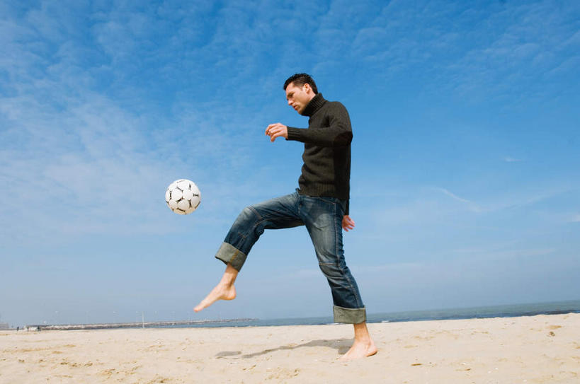 西方人,一个人,跑,横图,室外,白天,仰视,锻炼,运动,足球,沙滩,欧洲,欧洲人,仅一个男性,仅一个人,阴影,服装,裤子,朦胧,模糊,光线,沙子,影子,海岸,云,云朵,足球装备,沙地,训练,云彩,扭头,注视,牛仔裤,休闲装,光脚,运动器械,仅一个年轻男性,衣服,蓝色,白云,蓝天,天空,阳光,天,观察,看,转头,休闲,赤脚,休闲服,踢球,健身器械,服饰,晴朗,观看,单腿,察看,练习,关注,健身器材,蹴鞠,操练,实习,体育,足球运动,男人,男性,年轻男性,白种人,海滩,晴空,跑步,彩图,低角度拍摄,全身,健身,运动器材