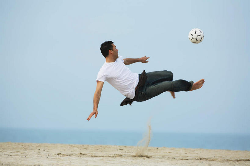 西方人,一个人,跳,伸展双臂,横图,室外,白天,正面,足球,沙滩,欧洲,欧洲人,仅一个男性,仅一个人,踢,阴影,服装,裤子,朦胧,模糊,光线,沙子,影子,海岸,水平线,云,云朵,辽阔,足球装备,海平线,沙地,半空,训练,云彩,扭头,牛仔裤,休闲装,光脚,运动器械,仅一个年轻男性,衣服,蓝色,白云,蓝天,天空,阳光,天,转头,休闲,广阔,赤脚,休闲服,踢球,健身器械,服饰,晴朗,一望无际,练习,健身器材,蹴鞠,无边无际,一马平川,操练,实习,足球运动,男人,男性,年轻男性,白种人,海滩,晴空,敞开双臂,伸开双臂,跳跃,展开双肩,张开手臂,张开双臂,彩图,全身,水天相接,水天一线,运动器材