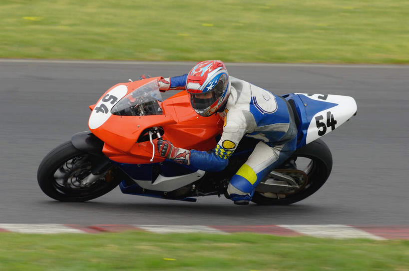 东方人,一个人,坐,横图,俯视,室外,白天,运动服,锻炼,快乐,安全,比赛,运动,竞争,草地,草坪,植物,摩托车,赛车,帽子,亚洲,仅一个男性,仅一个人,朦胧,模糊,头盔,防护,倾斜,注视,黄种人,娱乐,车,草,仅一个年轻男性,骑,绿色,安全帽,手套,交通工具,观察,看,趴着,骑车,休闲,抓,护膝,观看,保护,察看,抓着,体育运动,护肘,关注,载具,赛道,保险,歪斜,赛场,保全,周全,安稳,安定,防护手套,平安,体育,男人,男性,年轻男性,亚洲人,趴,坐着,彩图,高角度拍摄,全身,健身