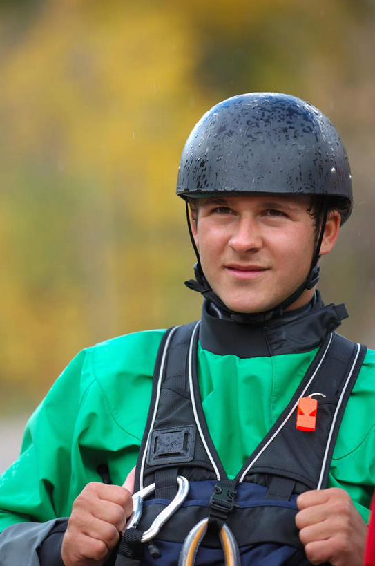 西方人,背,一个人,站,举,笑,微笑,露齿笑,竖图,室外,白天,正面,水,帽子,金属制品,欧洲,欧洲人,仅一个男性,仅一个人,阴影,朦胧,模糊,光线,金属,包,头盔,液体,影子,水滴,旅行包,注视,仅一个年轻男性,阳光,安全帽,背包,绳子,背着,观察,看,托,站着,汗水,观看,绳索,察看,关注,旅游包,背负,男人,男性,年轻男性,白种人,举起,举手,举着,向上举,向上伸,向上托,站立,半身,彩图,双肩包