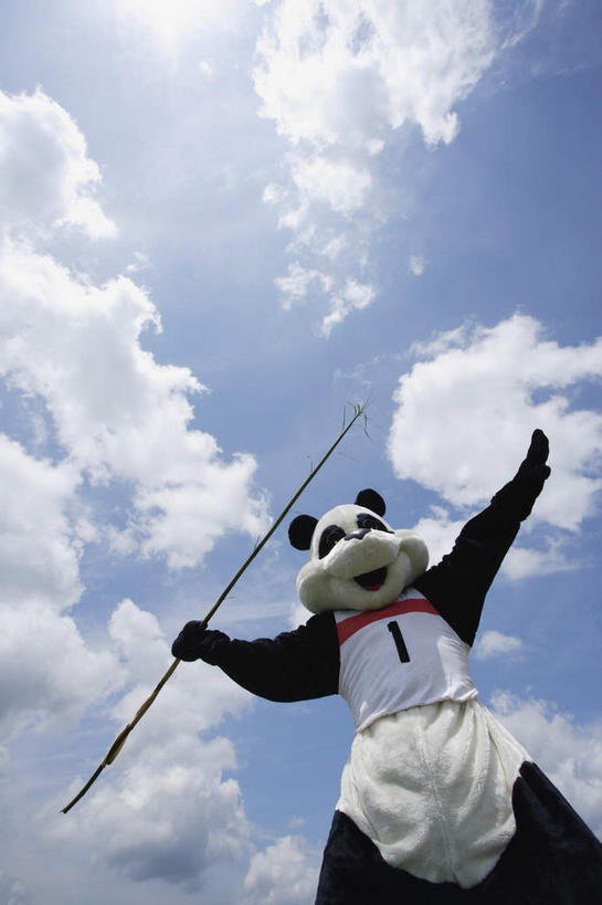 东方人,一个人,站,伸展双臂,笑,微笑,露齿笑,竖图,室外,白天,仰视,运动服,锻炼,运动,竹子,野生动物,熊猫,亚洲,仅一个男性,仅一个人,握,阴影,服装,光线,标志,数字,文字,影子,字符,云,云朵,拿,云彩,拿着,注视,黄种人,标识,树枝,仅一个年轻男性,衣服,蓝色,白云,蓝天,天空,阳光,动物,天,观察,看,站着,可爱,模仿,握着,阿拉伯数字,服饰,活泼,晴朗,观看,察看,模拟,衣着,穿着,关注,大熊猫,演出服,猫熊,衣饰,摹拟,体育,男人,男性,年轻男性,亚洲人,晴空,敞开双臂,伸开双臂,展开双肩,站立,张开手臂,张开双臂,半身,彩图,低角度拍摄,健身,运动装