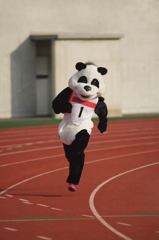 东方人,一个人,体育馆,运动场,跑,笑,微笑,露齿笑,竖图,室外,白天,正面,运动服,运动鞋,锻炼,运动,野生动物,熊猫,鞋子,亚洲,仅一个男性,仅一个人,接力,握,阴影,服装,光线,标志,接力棒,数字,文字,线,影子,字符,墙,跑道,地面,拿,拿着,注视,黄种人,标识,体育场,墙壁,墙面,仅一个年轻男性,衣服,红色,白色,阳光,动物,观察,看,可爱,模仿,握着,空中,阿拉伯数字,服饰,活泼,田径场,观看,察看,模拟,衣着,穿着,关注,标线,大熊猫,演出服,运动馆,猫熊,衣饰,摹拟,体育,男人,男性,年轻男性,亚洲人,跑步,彩图,全身,健身,运动装