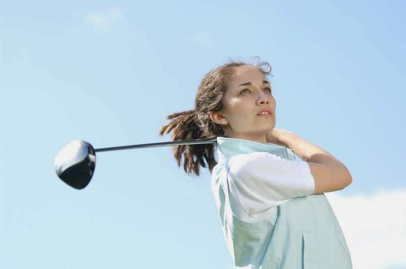 西方人,一个人,站,举,横图,室外,白天,仰视,草地,草坪,植物,欧洲,欧洲人,仅一个年轻女性,仅一个女性,仅一个人,挥杆,阴影,服装,光线,高尔夫,高尔夫球,影子,云,云朵,球场,挥,云彩,扭头,注视,休闲装,高尔夫球场,草,衣服,蓝色,绿色,白云,蓝天,天空,阳光,天,观察,看,托,站着,转头,休闲,休闲服,服饰,晴朗,观看,察看,高尔夫球杆,关注,绿茵场,高尔夫运动,高尔夫球具,年轻女性,女人,女性,白种人,晴空,举起,举手,举着,向上举,向上伸,向上托,站立,半身,彩图,低角度拍摄