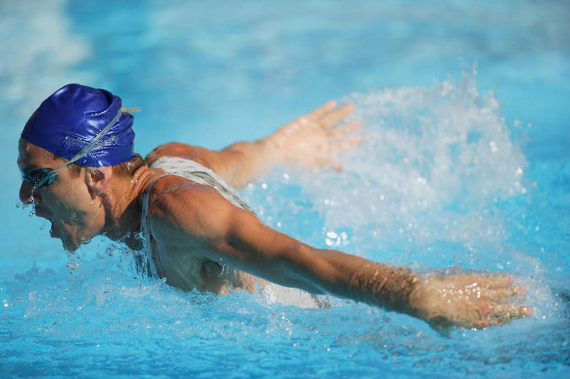 蛙泳,游泳,西方人,一个人,运动员,体育馆,游泳池,运动场,伸展双臂,横图,室内,白天,侧面,锻炼,快乐,比赛,运动,竞争,水,帽子,欧洲,欧洲人,仅一个男性,仅一个人,阴影,泳帽,光线,眼镜,影子,泳镜,水池,水面,娱乐,体育场,泳池,仅一个年轻男性,蓝色,阳光,游泳眼镜,张嘴,休闲,游泳馆,体育运动,游泳帽,张大嘴巴,运动馆,泅水,体育,男人,男性,年轻男性,白种人,张开嘴,体育运动员,运动选手,敞开双臂,伸开双臂,展开双肩,张开手臂,张开双臂,半身,彩图,健身