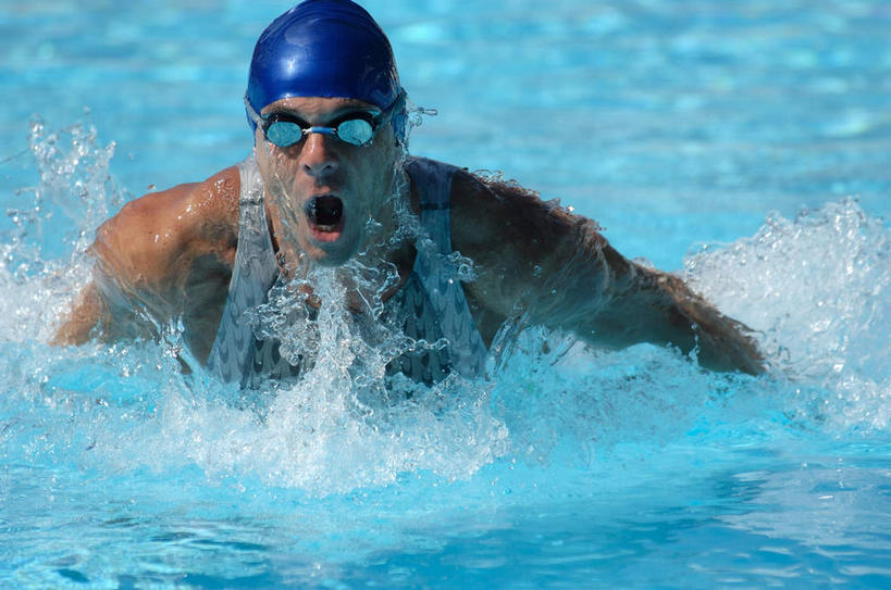 蛙泳,游泳,西方人,一个人,运动员,体育馆,游泳池,运动场,伸展双臂,横图,室内,白天,正面,锻炼,快乐,比赛,运动,竞争,水,帽子,欧洲,欧洲人,仅一个男性,仅一个人,阴影,泳帽,光线,眼镜,影子,泳镜,水池,水面,娱乐,体育场,泳池,仅一个年轻男性,蓝色,阳光,游泳眼镜,张嘴,休闲,游泳馆,体育运动,游泳帽,张大嘴巴,运动馆,泅水,体育,男人,男性,年轻男性,白种人,张开嘴,体育运动员,运动选手,敞开双臂,伸开双臂,展开双肩,张开手臂,张开双臂,半身,彩图,健身