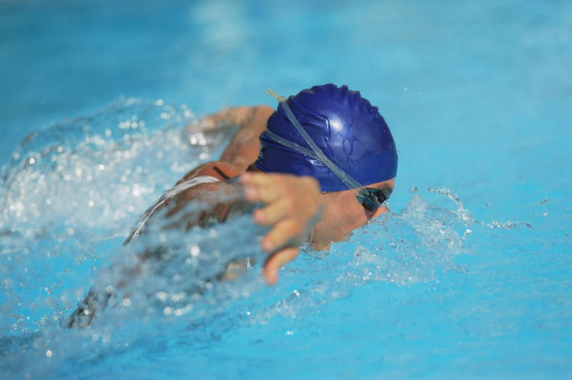 蛙泳,游泳,西方人,一个人,运动员,体育馆,游泳池,运动场,伸展双臂,横图,室内,白天,侧面,锻炼,快乐,比赛,运动,竞争,水,帽子,欧洲,欧洲人,仅一个男性,仅一个人,阴影,飞溅,泳帽,溅,光线,眼镜,液体,影子,泳镜,水池,水滴,水面,娱乐,体育场,泳池,水珠,仅一个年轻男性,蓝色,阳光,游泳眼镜,休闲,游泳馆,体育运动,喷洒,游泳帽,运动馆,泅水,体育,男人,男性,年轻男性,白种人,体育运动员,运动选手,敞开双臂,伸开双臂,展开双肩,张开手臂,张开双臂,半身,彩图,健身