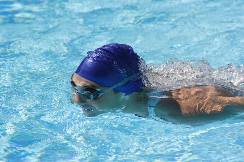 蛙泳,游泳,西方人,一个人,运动员,体育馆,游泳池,运动场,横图,室内,白天,侧面,锻炼,快乐,比赛,运动,竞争,水,帽子,欧洲,欧洲人,仅一个男性,仅一个人,泳帽,眼镜,泳镜,水池,水面,娱乐,体育场,泳池,仅一个年轻男性,蓝色,游泳眼镜,休闲,游泳馆,体育运动,游泳帽,运动馆,泅水,体育,男人,男性,年轻男性,白种人,体育运动员,运动选手,半身,彩图,健身