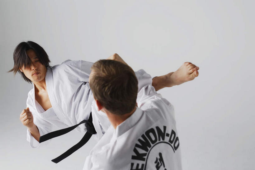 东方人,西方人,腿部,腿,两个人,运动员,站,举,横图,俯视,室内,白天,白色背景,运动服,锻炼,快乐,比赛,运动,竞争,欧洲,欧洲人,亚洲,抬,踢,服装,黄种人,娱乐,腰带,相视,衣服,白色,黑色,托,站着,休闲,面对面,摄影,服饰,影棚,对视,体育运动,衣着,穿着,黑带,空手道,相对,抬着,配饰,相看,对手,裤带,抵抗,反抗,衣饰,敌手,体育,男人,男性,年轻男性,白种人,亚洲人,体育运动员,运动选手,举起,举手,举着,向上举,向上伸,向上托,站立,半身,彩图,高角度拍摄,影棚拍摄,健身,拍摄,抵挡,抵御,运动装,抵当