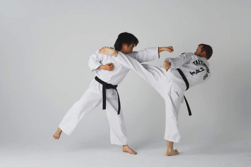 东方人,西方人,腿部,腿,两个人,运动员,站,举,横图,室内,白天,白色背景,正面,运动服,锻炼,快乐,比赛,运动,竞争,欧洲,欧洲人,亚洲,抬,踢,服装,黄种人,娱乐,腰带,相视,衣服,白色,黑色,托,站着,休闲,面对面,摄影,服饰,影棚,对视,体育运动,衣着,穿着,黑带,空手道,相对,抬着,配饰,相看,对手,裤带,抵抗,反抗,衣饰,敌手,体育,男人,男性,年轻男性,白种人,亚洲人,体育运动员,运动选手,举起,举手,举着,向上举,向上伸,向上托,站立,彩图,全身,影棚拍摄,健身,拍摄,抵挡,抵御,运动装,抵当