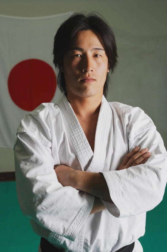 东方人,两个人,运动员,站,双手交叉,竖图,室内,白天,白色背景,正面,运动服,锻炼,快乐,比赛,运动,竞争,亚洲,服装,黄种人,娱乐,腰带,衣服,白色,黑色,站着,休闲,摄影,服饰,影棚,双手抱胸,体育运动,衣着,穿着,黑带,空手道,配饰,对手,裤带,衣饰,敌手,体育,男人,男性,年轻男性,亚洲人,体育运动员,运动选手,站立,半身,彩图,影棚拍摄,健身,拍摄,运动装