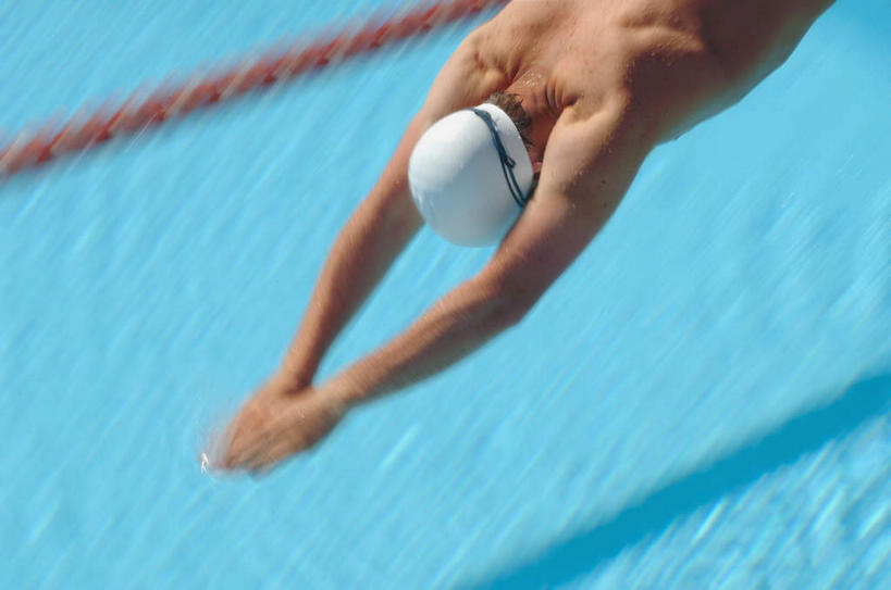 游泳,西方人,一个人,体育馆,游泳池,横图,俯视,室内,白天,锻炼,快乐,比赛,运动,竞争,水,帽子,欧洲,欧洲人,仅一个男性,仅一个人,阴影,波纹,泳帽,光线,影子,水池,水面,涟漪,娱乐,泳池,裸露,仅一个年轻男性,蓝色,白色,水纹,阳光,波浪,休闲,游泳馆,冲刺,体育运动,游泳帽,裸,水晕,一顶,泅水,体育,男人,男性,年轻男性,白种人,半身,彩图,高角度拍摄,健身