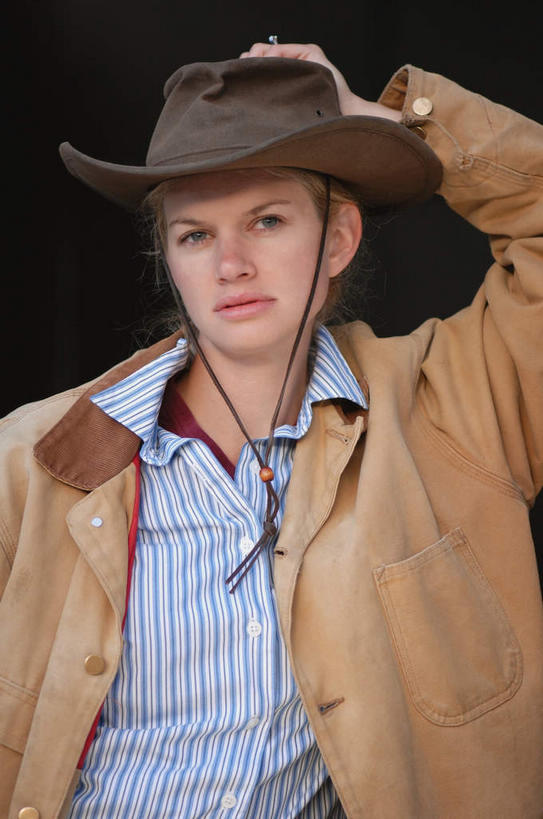 西方人,一个人,牛仔,站,摸,竖图,室外,白天,正面,帽子,欧洲,欧洲人,仅一个年轻女性,仅一个女性,仅一个人,抚摸,阴影,黑色背景,光线,影子,灰色,阳光,靠,靠着,站着,金色,牛仔帽,摄影,影棚,一顶,年轻女性,女人,女性,白种人,长发,卷发,触摸,接触,站立,半身,彩图,影棚拍摄,拍摄