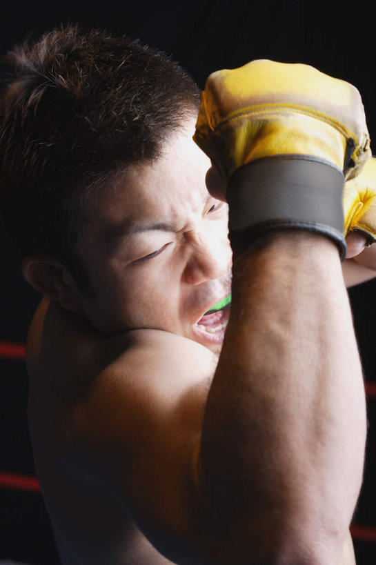 东方人,西方人,脸,头,脸颊,一个人,拳击手,竖图,室内,特写,白天,正面,锻炼,安全,比赛,运动,拳击,黑人,亚洲,仅一个男性,仅一个人,用力,黑色背景,防护,黄种人,裸露,肩膀,仅一个年轻男性,手套,握拳,保护,打击,攻击,袭击,使劲,裸,保险,保全,周全,安稳,安定,防护手套,进犯,进击,平安,体育,男人,男性,年轻男性,亚洲人,头部,脸部,脸蛋,面部,拳击家,拳击运动员,半身,彩图,健身