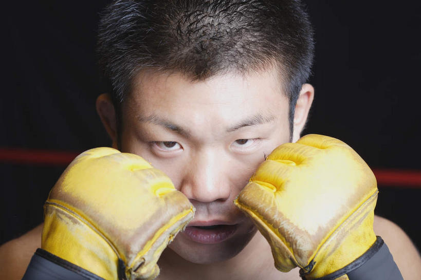东方人,脸,头,脸颊,一个人,拳击手,站,举,横图,室内,特写,白天,正面,锻炼,安全,比赛,运动,拳击,亚洲,仅一个男性,仅一个人,黑色背景,朦胧,模糊,防护,黄种人,裸露,肩膀,仅一个年轻男性,手套,托,握拳,站着,张嘴,保护,裸,保险,张大嘴巴,保全,周全,安稳,安定,防护手套,平安,体育,男人,男性,年轻男性,亚洲人,头部,脸部,脸蛋,面部,拳击家,拳击运动员,张开嘴,举起,举手,举着,向上举,向上伸,向上托,站立,半身,彩图,健身,抵挡,抵御
