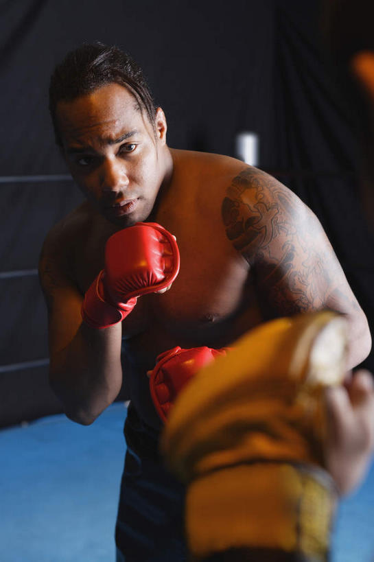 东方人,西方人,两个人,拳击手,站,竖图,室内,白天,正面,锻炼,安全,比赛,运动,拳击,欧洲,非洲,黑人,欧洲人,亚洲,黑色背景,朦胧,模糊,防护,黄种人,裸露,手套,握拳,站着,保护,打击,攻击,袭击,裸,保险,对手,保全,周全,安稳,安定,防护手套,敌手,进犯,进击,平安,体育,男人,男性,年轻男性,非洲人,亚洲人,拳击家,拳击运动员,站立,半身,彩图,健身