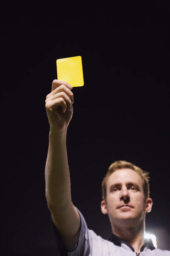 西方人,脸,头,脸颊,一个人,足球场,举,竖图,室外,特写,夜晚,仰视,欧洲,欧洲人,仅一个男性,仅一个人,一张,裁判,握,阴影,光线,牌子,影子,灯光,肩膀,仅一个年轻男性,一个,黄色,托,握着,单个,惩罚,绿茵场,惩办,惩处,惩治,赏罚,责罚,男人,男性,年轻男性,白种人,头部,脸部,脸蛋,面部,举起,举手,举着,向上举,向上伸,向上托,半身,彩图,低角度拍摄,足球比赛场地