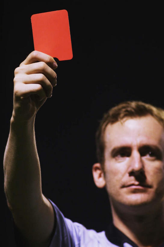 西方人,脸,头,脸颊,一个人,足球场,举,竖图,室外,特写,夜晚,仰视,欧洲,欧洲人,仅一个男性,仅一个人,一张,裁判,握,阴影,光线,牌子,影子,灯光,肩膀,仅一个年轻男性,一个,红色,托,握着,单个,惩罚,绿茵场,惩办,惩处,惩治,赏罚,责罚,男人,男性,年轻男性,白种人,头部,脸部,脸蛋,面部,举起,举手,举着,向上举,向上伸,向上托,半身,彩图,低角度拍摄,足球比赛场地