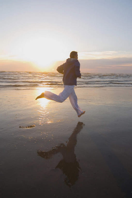 西方人,腿部,脚,脚趾,脚后跟,脚背,踝,腿,一个人,竖图,室外,白天,锻炼,运动,海浪,海洋,沙滩,欧洲,欧洲人,仅一个男性,仅一个人,奔驰,脚印,阴影,服装,光线,沙子,影子,海岸,浪花,云,云朵,沙地,云彩,休闲装,裸露,仅一个年轻男性,背面,衣服,蓝色,白云,蓝天,天空,阳光,海水,天,奔跑,休闲,休闲服,服饰,赤裸,足迹,裸,海景,萍踪,体育,男人,男性,年轻男性,白种人,脚底,大海,风浪,海,海水的波动,海滩,近岸浪,涌浪,彩图,全身,健身