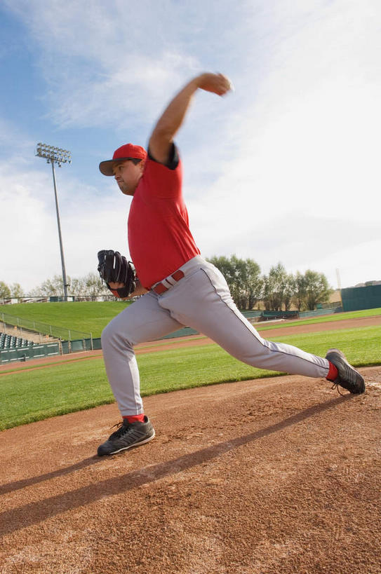 西方人,一个人,栏杆,站,举,竖图,室外,白天,仰视,运动服,锻炼,运动,棒球,垒球,草地,草坪,植物,帽子,欧洲,欧洲人,仅一个男性,仅一个人,摇摆,服装,棒球场,云,云朵,围栏,投手,云彩,注视,观众席,运动帽,护栏,球,草,树,树木,仅一个年轻男性,衣服,蓝色,绿色,白云,蓝天,天空,自然,天,观察,看,托,站着,鸭舌帽,服饰,生长,成长,观看,摇曳,察看,关注,摇荡,体育,男人,男性,年轻男性,白种人,屈膝,体育运动员,运动选手,举起,举手,举着,向上举,向上伸,向上托,站立,彩图,低角度拍摄,全身,健身,投球手,运动装