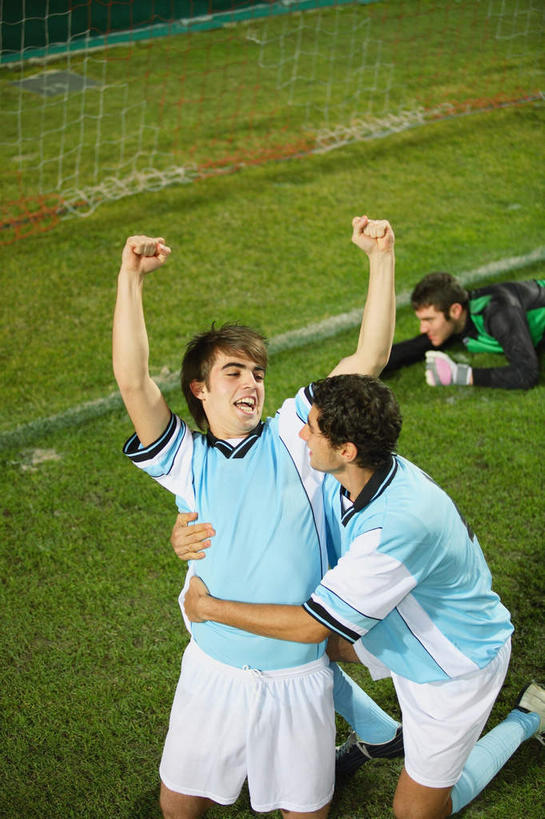 西方人,三个人,运动员,足球场,跪,举,抱,笑,大笑,竖图,俯视,室外,白天,运动服,锻炼,快乐,兴奋,比赛,运动,竞争,草地,草坪,植物,欧洲,欧洲人,阴影,服装,光线,影子,球网,娱乐,相视,草,衣服,绿色,阳光,趴着,托,张嘴,休闲,面对面,服饰,抱着,对视,搂着,体育运动,相对,绿茵场,张大嘴巴,相看,哈哈大笑,足球网,体育,男人,男性,年轻男性,白种人,张开嘴,体育运动员,运动选手,跪着,怀抱,举起,举手,举着,搂,搂抱,趴,相抱,向上举,向上伸,向上托,拥抱,半身,彩图,高角度拍摄,健身,高兴,狂笑,足球比赛场地,运动装