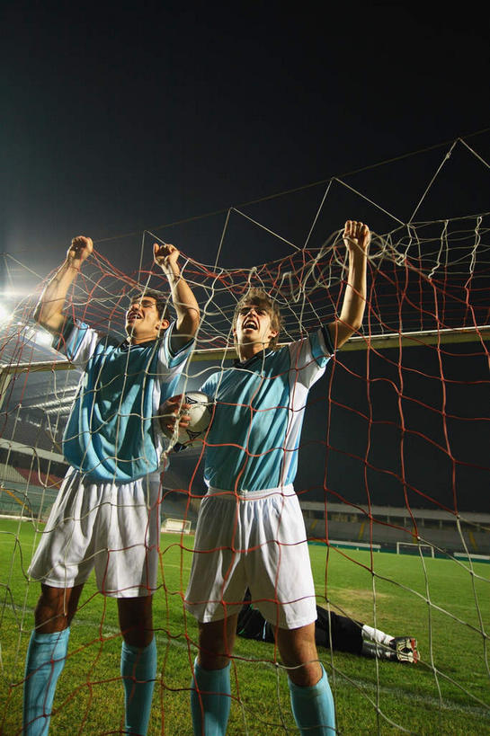 西方人,三个人,运动员,足球场,跪,举,抱,竖图,室外,夜晚,仰视,运动服,锻炼,快乐,兴奋,比赛,运动,竞争,足球,草地,草坪,植物,欧洲,欧洲人,阴影,服装,光线,影子,球网,足球装备,娱乐,运动器械,草,衣服,绿色,趴着,托,张嘴,休闲,健身器械,服饰,抱着,搂着,体育运动,健身器材,绿茵场,张大嘴巴,蹴鞠,足球网,体育,足球运动,男人,男性,年轻男性,白种人,张开嘴,体育运动员,运动选手,跪着,怀抱,举起,举手,举着,搂,搂抱,趴,相抱,向上举,向上伸,向上托,拥抱,半身,彩图,低角度拍摄,健身,高兴,足球比赛场地,运动器材,运动装