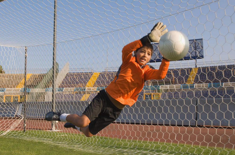 西方人,儿童,一个人,运动员,足球场,跳,举,横图,室外,白天,正面,运动服,锻炼,快乐,安全,比赛,运动,竞争,足球,草地,草坪,植物,欧洲,欧洲人,仅一个男性,仅一个人,扑球,服装,球网,防护,足球装备,半空,注视,娱乐,运动器械,观众席,草,小孩,衣服,蓝色,绿色,蓝天,天空,手套,天,观察,看,托,仅一个小孩,休闲,健身器械,服饰,晴朗,观看,保护,察看,体育运动,关注,保险,健身器材,绿茵场,万里无云,保全,周全,安稳,安定,蹴鞠,防护手套,足球网,平安,体育,足球运动,男孩,男人,男性,白种人,孩子,晴空,晴空万里,体育运动员,运动选手,举起,举手,举着,跳跃,向上举,向上伸,向上托,彩图,全身,健身,足球比赛场地,运动器材,男生,运动装