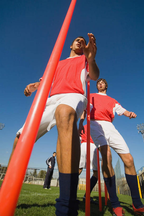 西方人,四个人,同事,运动员,足球场,站,跳,竖图,室外,白天,仰视,T恤衫,运动服,运动鞋,锻炼,成功,合作,团队,集体,信心,草地,草坪,植物,鞋子,欧洲,欧洲人,阴影,短裤,服装,裤子,光线,影子,半空,训练,T恤,休闲装,队伍,草,衣服,红色,蓝色,绿色,蓝天,天空,阳光,天,站着,教练,休闲,休闲服,服饰,晴朗,领导,练习,成就,绿茵场,合伙,领袖,障碍,万里无云,锻练,男人,男性,年轻男性,白种人,晴空,晴空万里,体育运动员,运动选手,跳跃,站立,彩图,低角度拍摄,全身,足球比赛场地