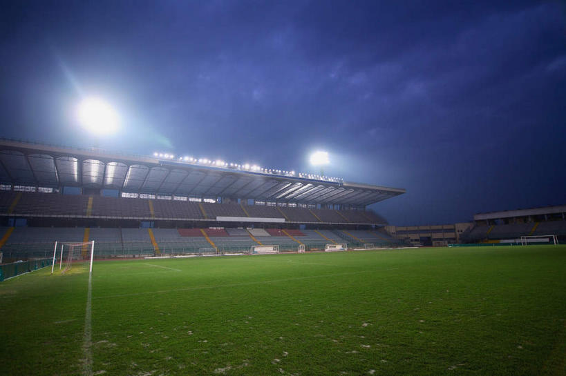 无人,足球场,体育馆,栏杆,运动场,横图,室外,夜晚,正面,草地,草坪,植物,照明,阴影,光线,影子,围栏,看台,灯光,观众席,体育场,护栏,吊灯,灯,草,蓝色,绿色,蓝天,天空,灯具,天,照亮,照明设备,绿茵场,运动馆,彩图,足球比赛场地