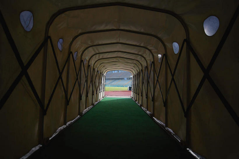 无人,足球场,体育馆,运动场,横图,室内,白天,正面,草地,草坪,植物,照明,一排,许多,朦胧,模糊,整齐,壁灯,走道,走廊,过道,看台,灯光,很多,观众席,体育场,灯,草,排列,绿色,灯具,照亮,照明设备,队列,绿茵场,运动馆,彩图,足球比赛场地