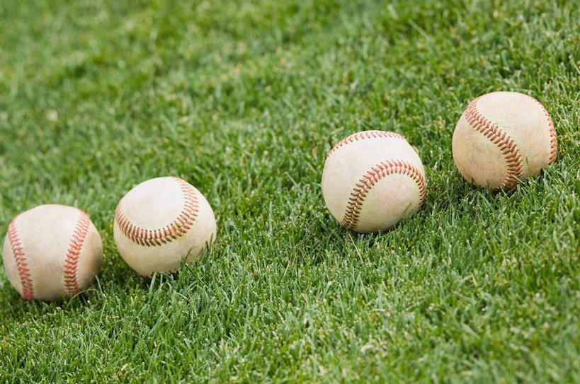 无人,横图,俯视,室外,特写,白天,锻炼,运动,棒球,垒球,草地,草坪,植物,一排,整齐,运动器械,球,草,排列,绿色,四个,健身器械,放置,搁置,队列,健身器材,体育,棒球运动,彩图,高角度拍摄,健身,运动器材