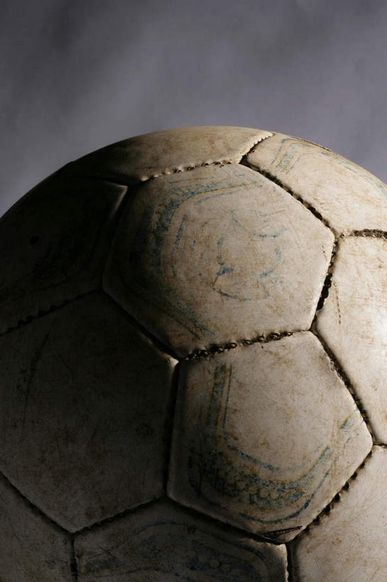 无人,竖图,室内,特写,白天,正面,足球,静物,阴影,灰色背景,局部,形状,光线,纹路,六边形,图案,影子,灯光,足球装备,球形,运动器械,一个,健身器械,摄影,影棚,单个,部分,脏,健身器材,蹴鞠,形态,外形,足球运动,彩图,影棚拍摄,拍摄,运动器材