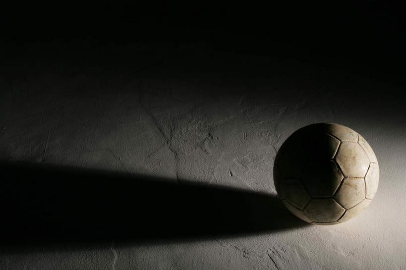 无人,横图,俯视,室内,特写,白天,足球,静物,阴影,黑色背景,形状,光线,纹路,瓷砖,地砖,六边形,图案,影子,灯光,足球装备,地面,球形,运动器械,一个,健身器械,摄影,影棚,单个,脏,健身器材,蹴鞠,形态,外形,足球运动,彩图,高角度拍摄,影棚拍摄,拍摄,运动器材