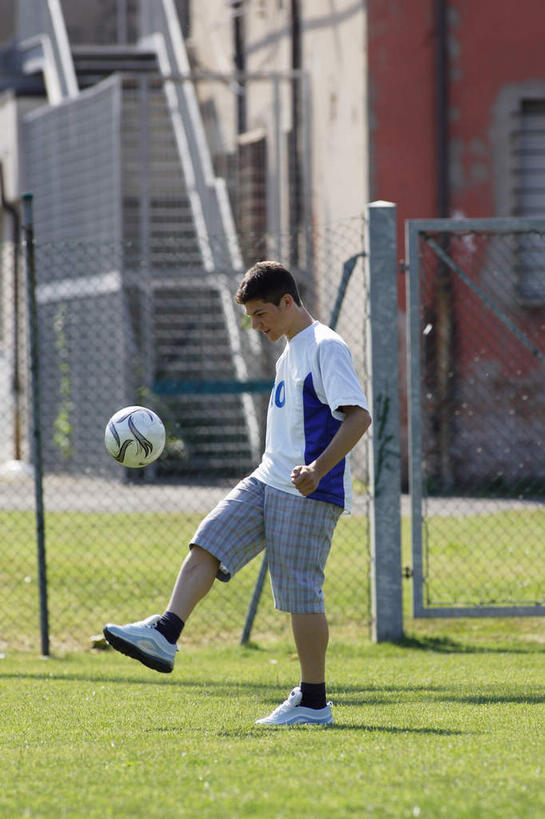 西方人,一个人,足球场,栏杆,站,竖图,室外,白天,侧面,T恤衫,运动服,运动鞋,足球,草地,草坪,植物,鞋子,欧洲,欧洲人,仅一个男性,仅一个人,踢,阴影,短裤,裤子,朦胧,模糊,光线,颠球,影子,围栏,足球装备,T恤,注视,运动器械,护栏,草,仅一个年轻男性,绿色,阳光,低头,观察,看,站着,踢球,健身器械,观看,察看,关注,健身器材,绿茵场,蹴鞠,垂头,足球运动,男人,男性,年轻男性,白种人,站立,彩图,全身,足球比赛场地,运动器材