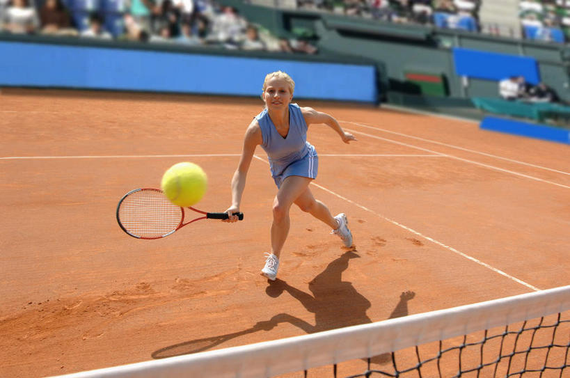 西方人,一个人,观众,体育馆,运动场,站,横图,俯视,室外,白天,裙子,运动鞋,网球,鞋子,欧洲,欧洲人,仅一个年轻女性,仅一个女性,仅一个人,握,阴影,连衣裙,朦胧,模糊,光线,网球拍,影子,球拍,网球装备,地面,拿,拿着,扭头,注视,运动器械,体育场,蓝色,阳光,观察,看,站着,转头,健身器械,击打,握着,观看,察看,关注,健身器材,运动馆,网球运动,年轻女性,女人,女性,白种人,观赏人员,站立,彩图,高角度拍摄,全身,运动器材