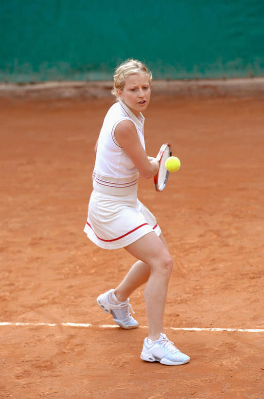 西方人,一个人,体育馆,运动场,站,竖图,俯视,室外,白天,裙子,T恤衫,运动鞋,网球,鞋子,欧洲,欧洲人,仅一个年轻女性,仅一个女性,仅一个人,阴影,朦胧,模糊,光线,网球拍,影子,球拍,网球装备,地面,T恤,注视,运动器械,体育场,白色,阳光,观察,看,站着,健身器械,击打,短裙,转身,观看,半身裙,察看,关注,健身器材,运动馆,回身,网球运动,年轻女性,女人,女性,白种人,站立,彩图,高角度拍摄,全身,运动器材