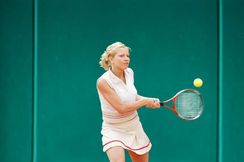 西方人,一个人,体育馆,运动场,站,横图,室外,白天,正面,裙子,T恤衫,网球,欧洲,欧洲人,仅一个年轻女性,仅一个女性,仅一个人,阴影,朦胧,模糊,光线,网球拍,影子,墙,球拍,网球装备,T恤,扭头,注视,运动器械,体育场,墙壁,墙面,绿色,白色,阳光,观察,看,站着,转头,健身器械,击打,短裙,观看,半身裙,察看,关注,健身器材,运动馆,网球运动,年轻女性,女人,女性,白种人,屈膝,站立,半身,彩图,运动器材