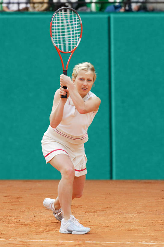 西方人,一个人,体育馆,运动场,站,竖图,室外,白天,正面,裙子,T恤衫,运动鞋,网球,鞋子,欧洲,欧洲人,仅一个年轻女性,仅一个女性,仅一个人,阴影,朦胧,模糊,光线,网球拍,影子,墙,球拍,网球装备,T恤,扭头,注视,运动器械,体育场,墙壁,墙面,绿色,白色,阳光,观察,看,站着,转头,健身器械,击打,短裙,观看,半身裙,察看,关注,健身器材,运动馆,网球运动,年轻女性,女人,女性,白种人,屈膝,站立,彩图,全身,运动器材